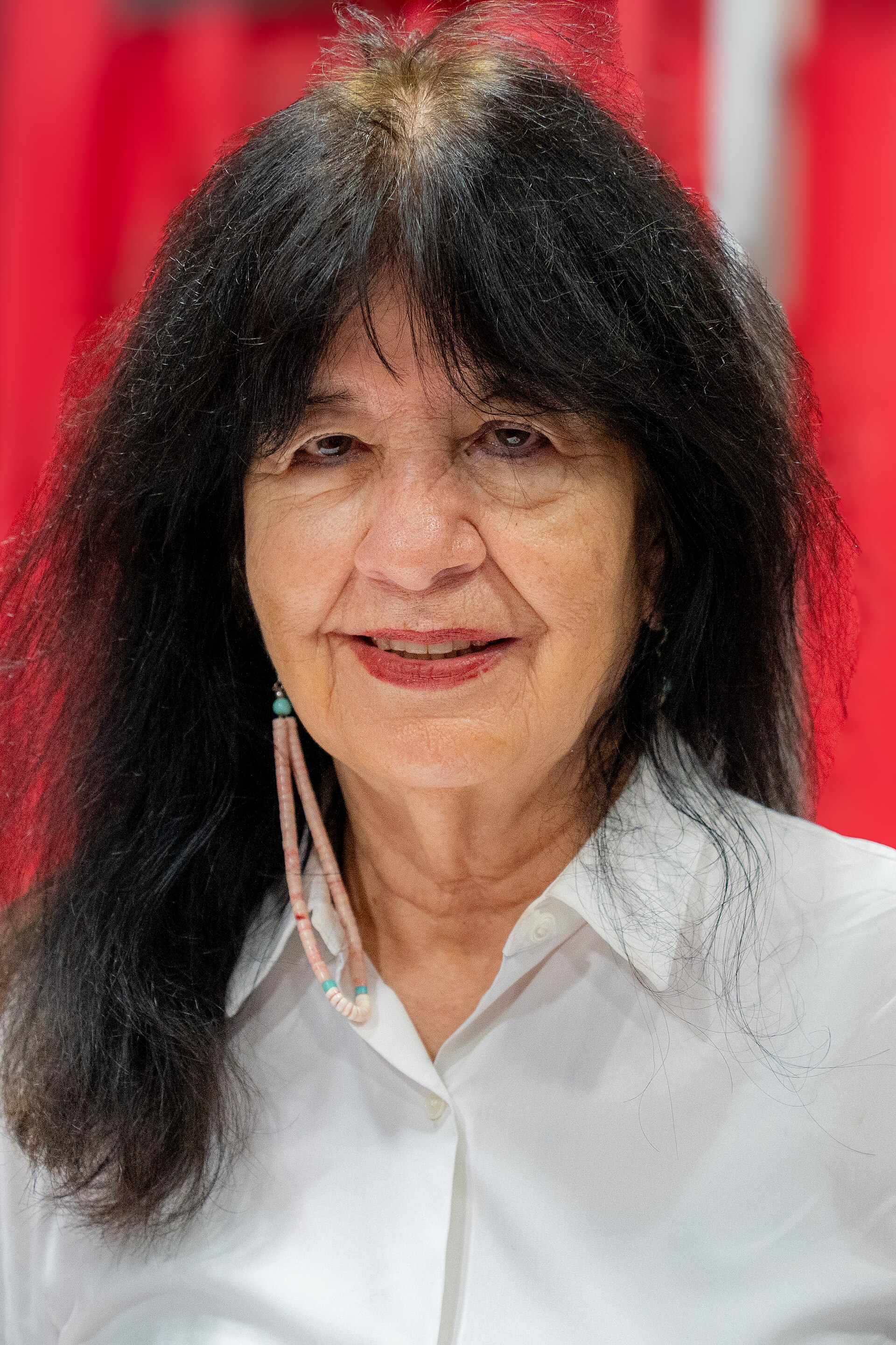 Imagem de referência de Joy Harjo, descrito nos dados abertos como poetisa, musicista, dramaturga e escritora norte-americana, considerada uma poeta laureada dos Estados Unidos