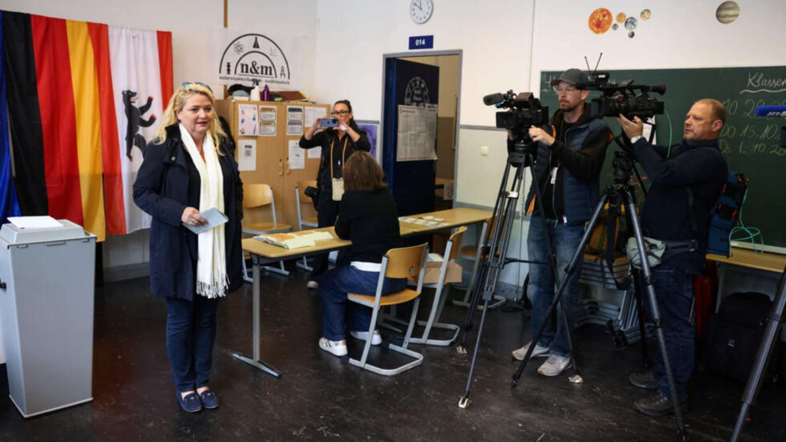 Kristin Brinker, principal candidata da Alternativa para a Alemanha (AfD) na eleição estadual de Berlim, vota em seção eleitoral na capital alemã durante a votação regional deste domingo (20). Foto tirada em 20 de setembro de 2026.
