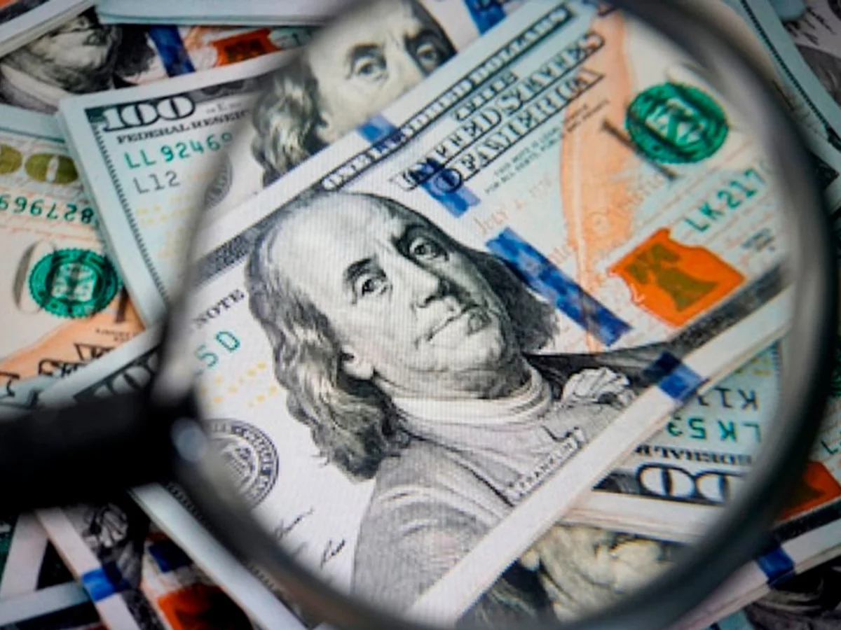 Dólar mantém-se estável com recuo do petróleo e apesar de alta do IPCA-15