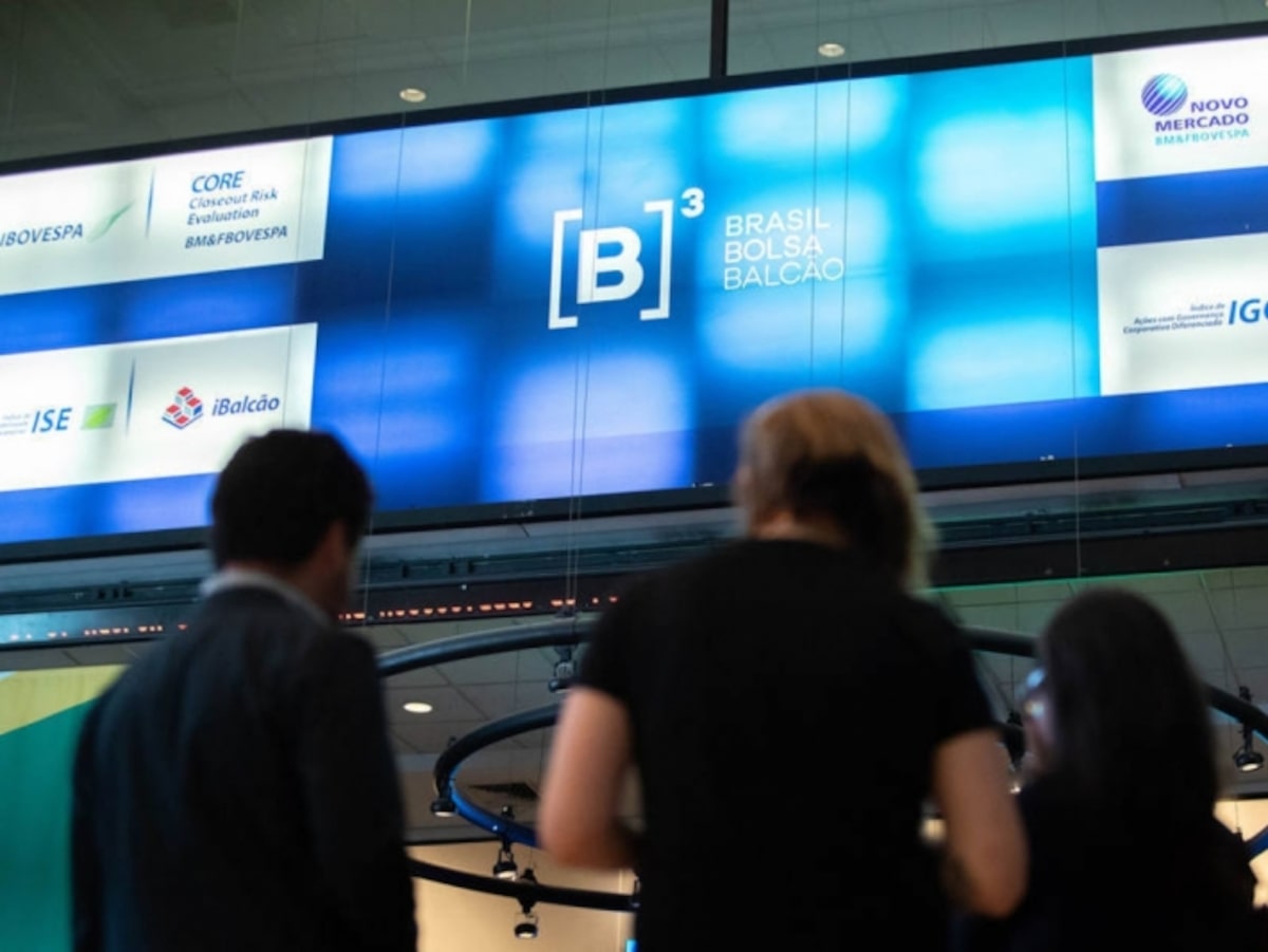 Ibovespa hoje recua na contramão de NY; IPCA-15 surpreende mercado e Petrobras cai