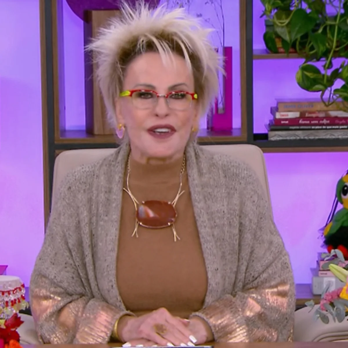 Ana Maria Braga revela lesão no olho e faz alerta
