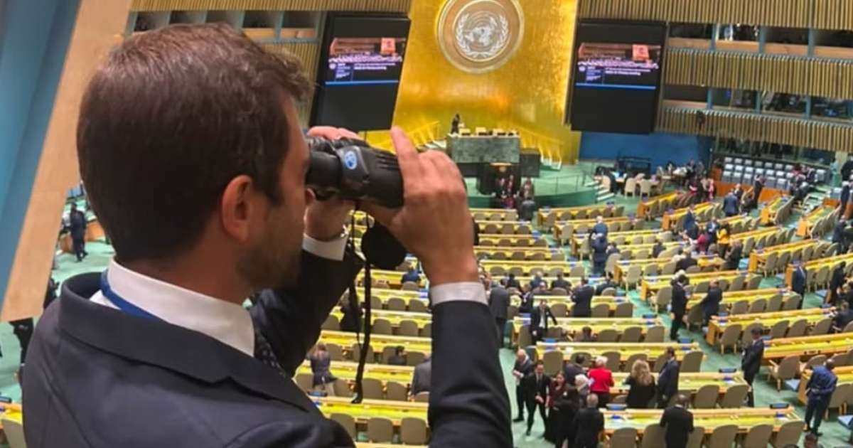 Repórter leva binóculo à ONU para acompanhar reações de líderes durante discursos