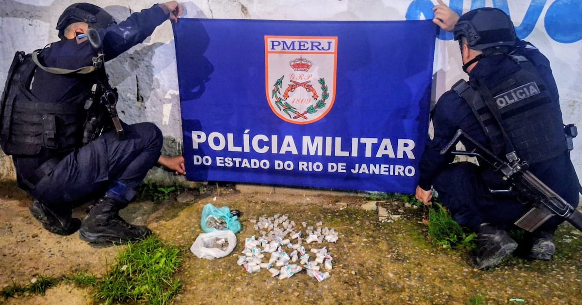 Homem é preso com cocaína, crack e maconha durante ação da PM contra o tráfico em Mesquita (RJ)