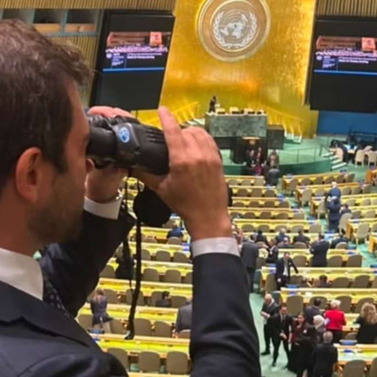 Repórter leva binóculo à ONU para acompanhar reações de líderes durante discursos