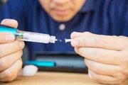 Com porções muito menores no prato, é fundamental incluir vitaminas e fibras para garantir a ingestão de nutrientes e proteger a musculatura