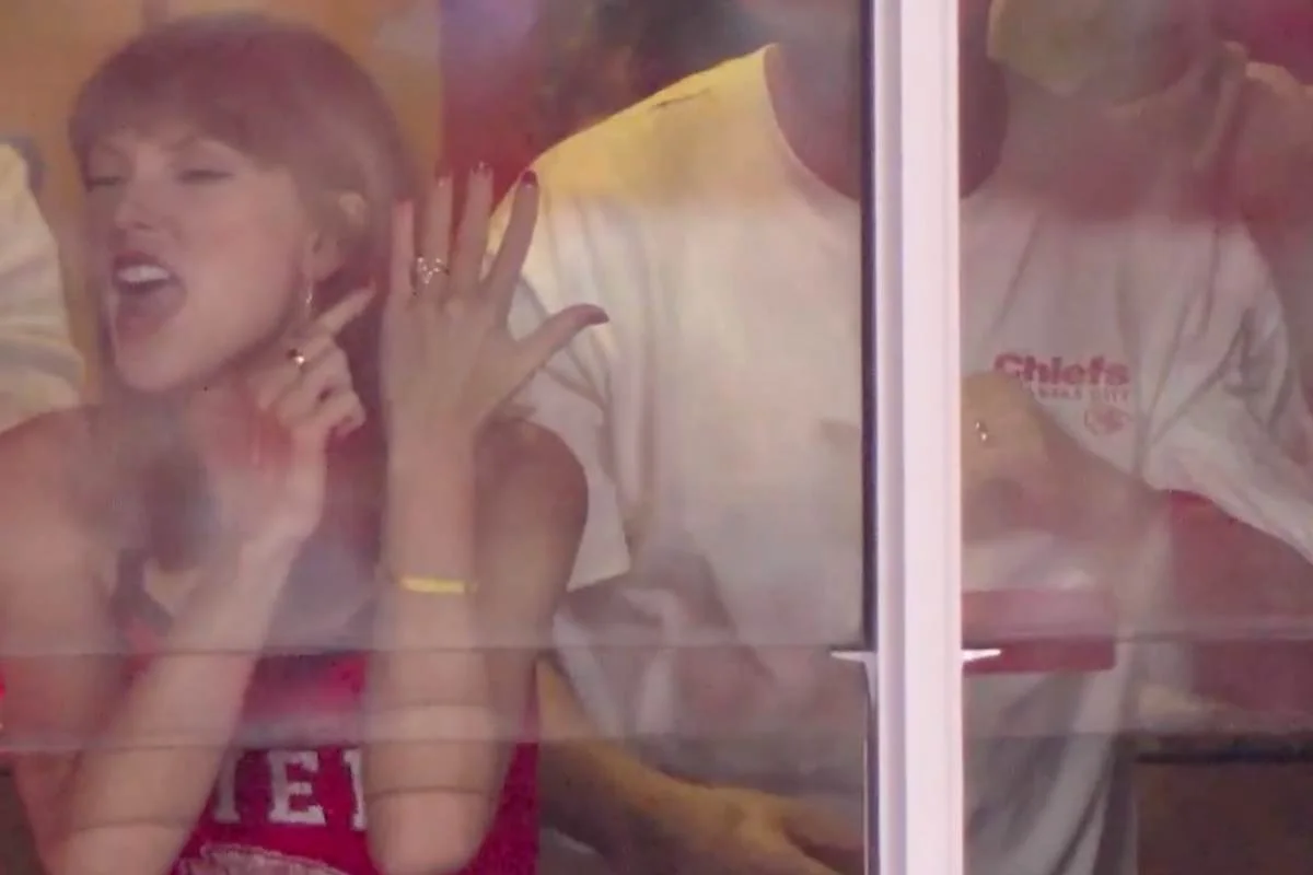 Print de um vídeo colorida de Taylor Swift e Travis Kelce - Metrópoles