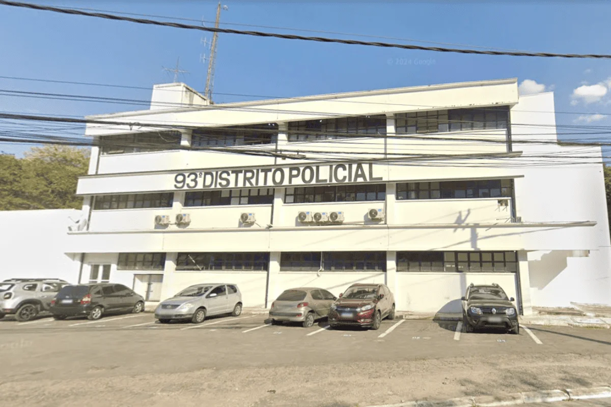 Imagem colorida da fachada da delegacia para onde foi direcionado o caso da mulher salva com os filhos pela PM após violência doméstica - Metrópoles