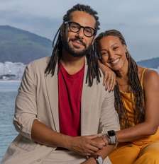 Bela (Sheron Menezzes) e Lucas (Amaury lorenzo), na novela 'Por Você', compartilham valores ligados à educação e conseguem trocar ideias, inclusive quando o assunto envolve os filhos de Juli (Lucy Ramos), que Bela está criando. Foto: Divulgação/TV Globo / Purepeople