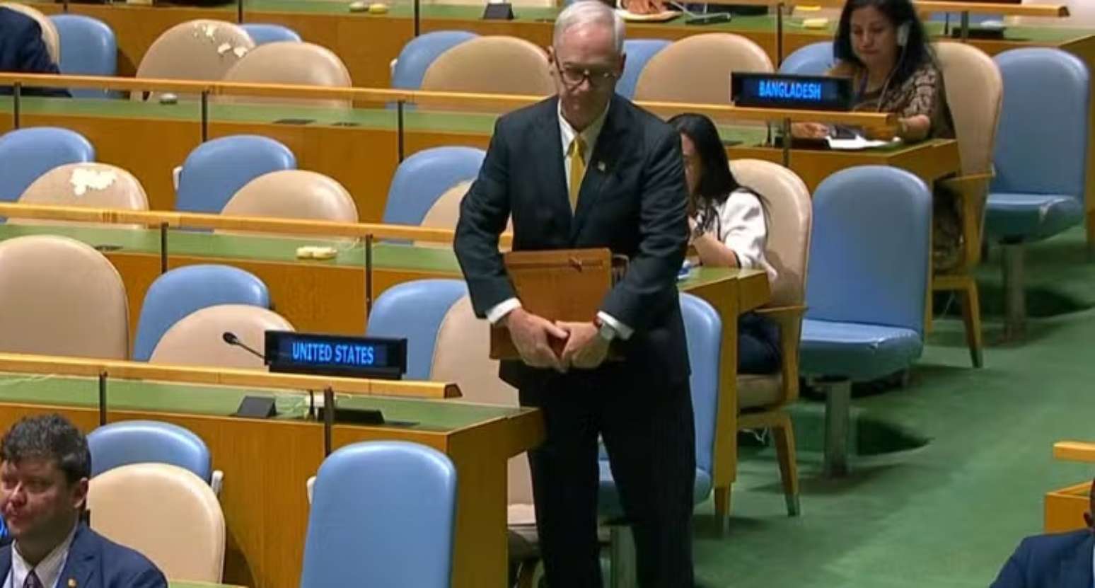Representante dos Estados Unidos deixando plenário da ONU durante discurso de presidente do Irã