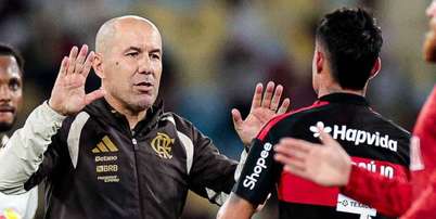 Técnico Leo Jardim comemora com De la Cruz após vitória sobre o Bragantino – Foto: GILVAN DE SOUZA/FLAMENGO / Jogada10