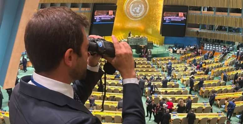 Repórter leva binóculo à ONU para acompanhar reações de líderes durante discursos