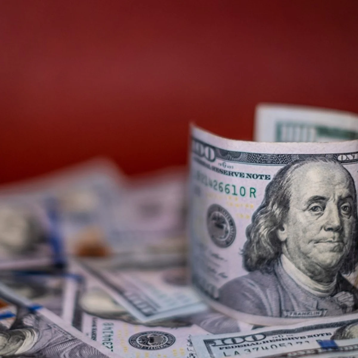 Dólar sobe com alta do petróleo, juros nos EUA e eleições no Brasil