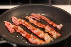 Depois de uma única porção de bacon no air fryer, parei de usar minha frigideira