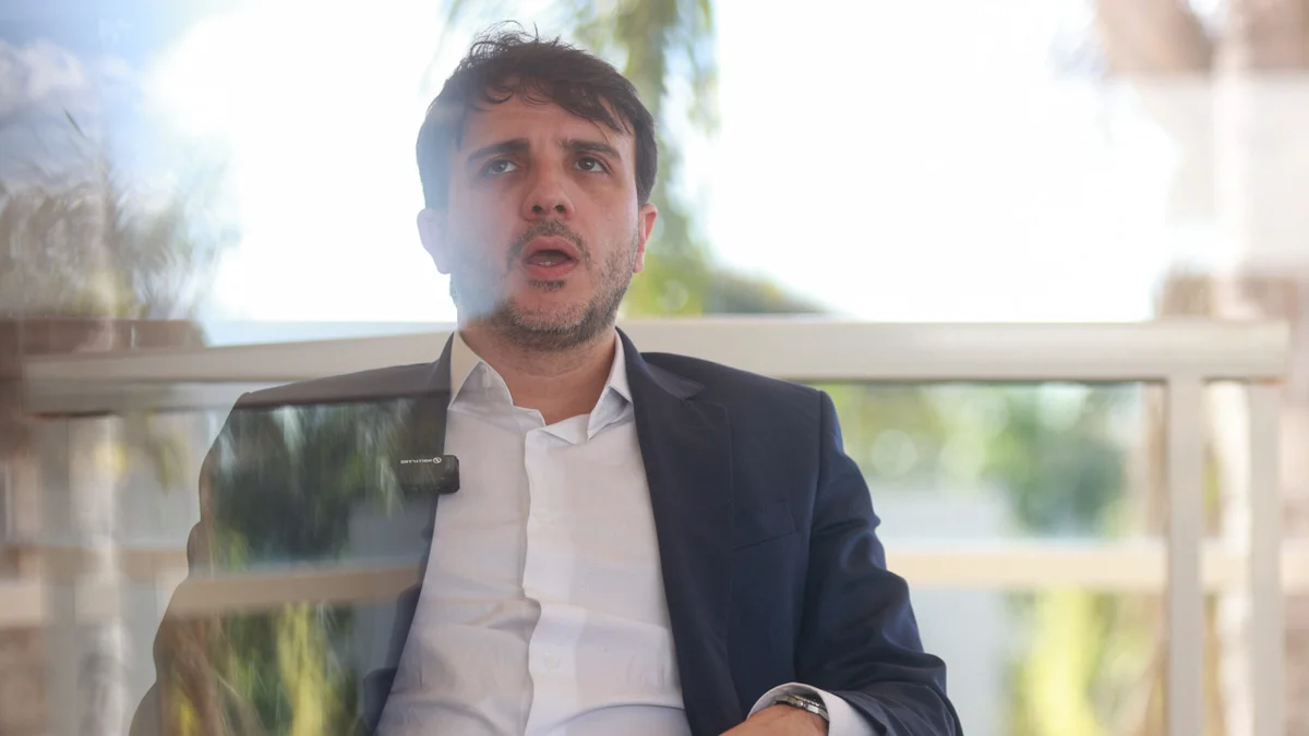 Renan Santos aciona TSE após posts pagos pró-Flávio no exterior