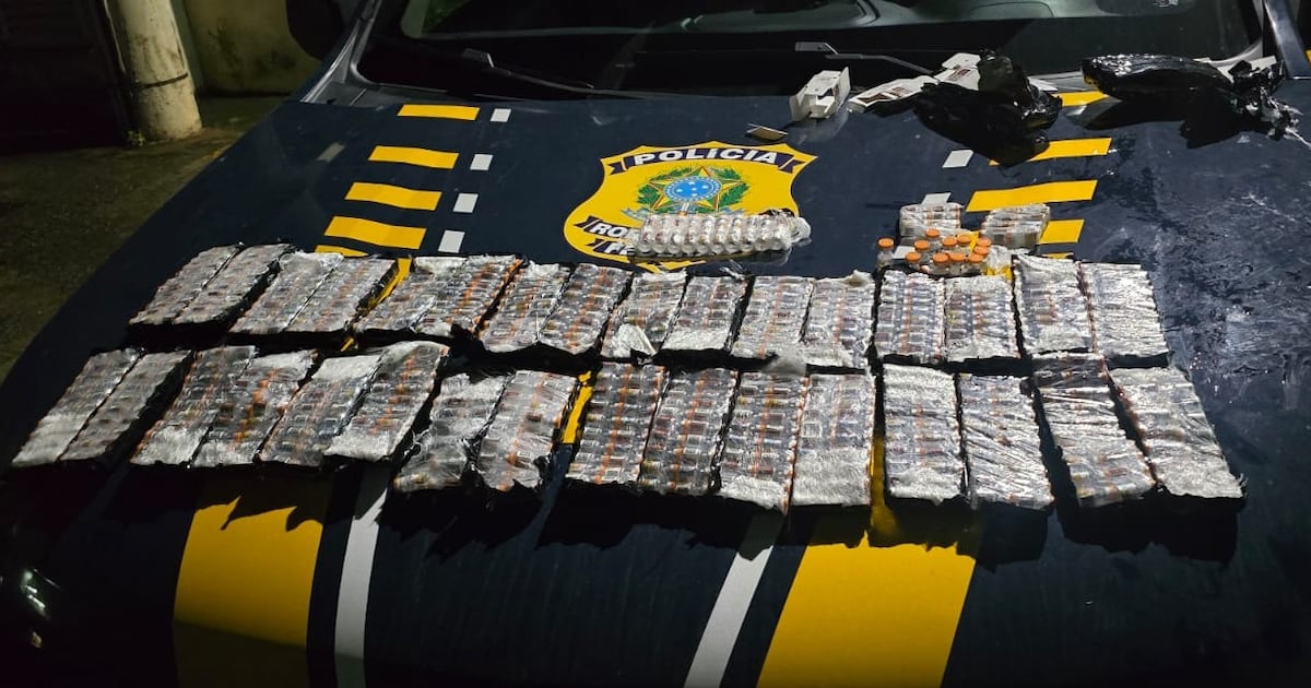 PRF apreende 655 frascos de emagrecedores escondidos no motor de caminhonete na Via Dutra, em Itatiaia (RJ)