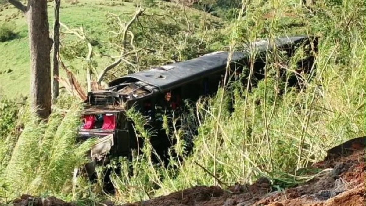 Ônibus que caiu em ribanceira tinha pneus carecas e autorização vencida