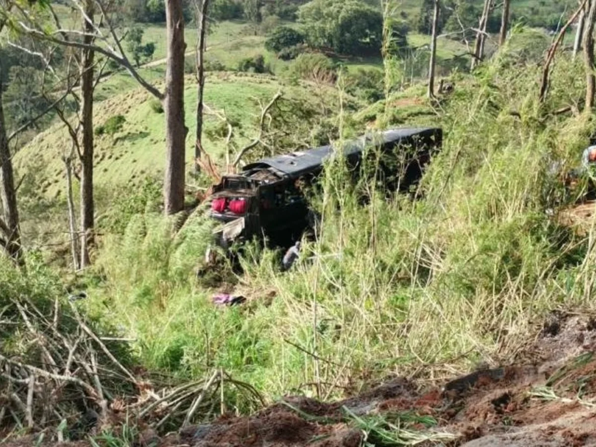 Ônibus que caiu em ribanceira realizava viagem clandestina, diz ANTT
