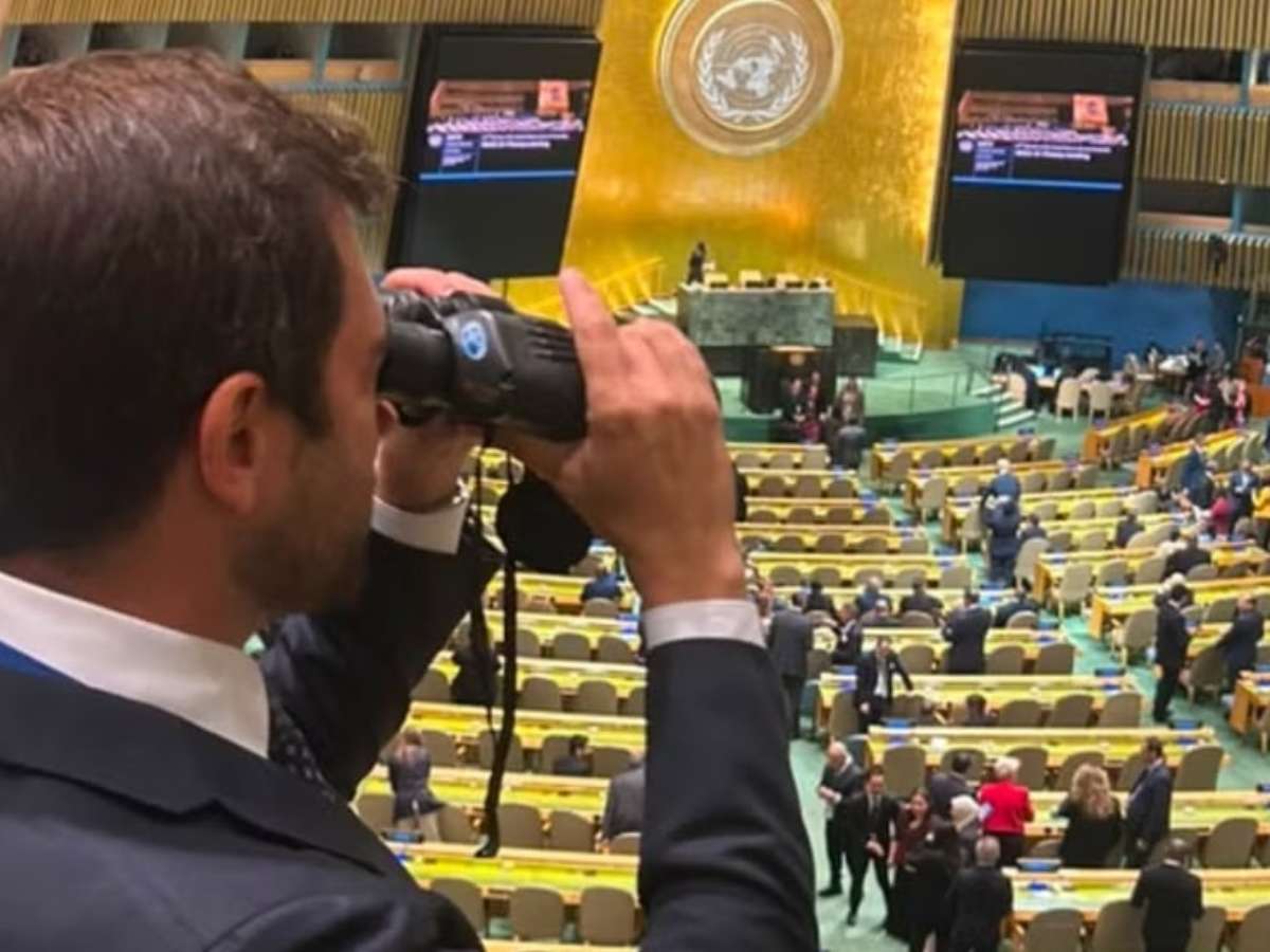 Repórter leva binóculo à ONU para acompanhar reações de líderes durante discursos