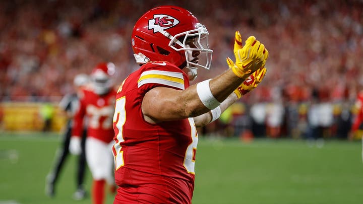 Taylor Swift tem uma celebração selvagem após Travis Kelce marcar o primeiro touchdown da temporada de 2026