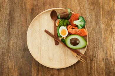Comer tarde da noite faz mal? Entenda como o horário das refeições pode influenciar glicemia e peso