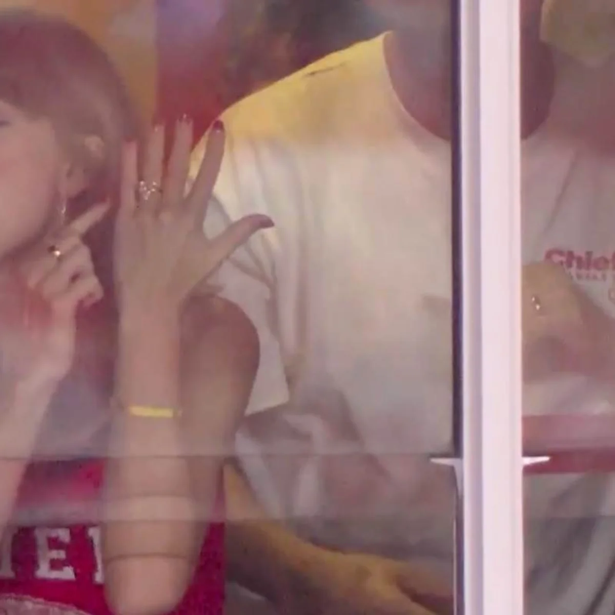 Kelce faz touchdown e Taylor Swift aponta para aliança: "Este é meu marido"