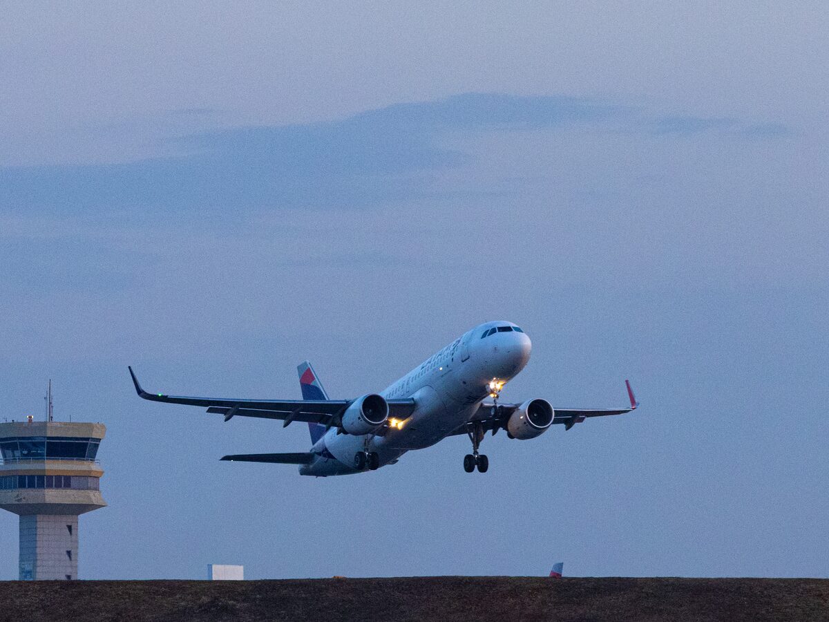 Punição inédita da Anac: homem é proibido de voar por 6 meses após expor órgão sexual em avião