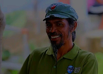 O chefe do Aldeia de Bibileo conclui a construção da estrada de terra.
