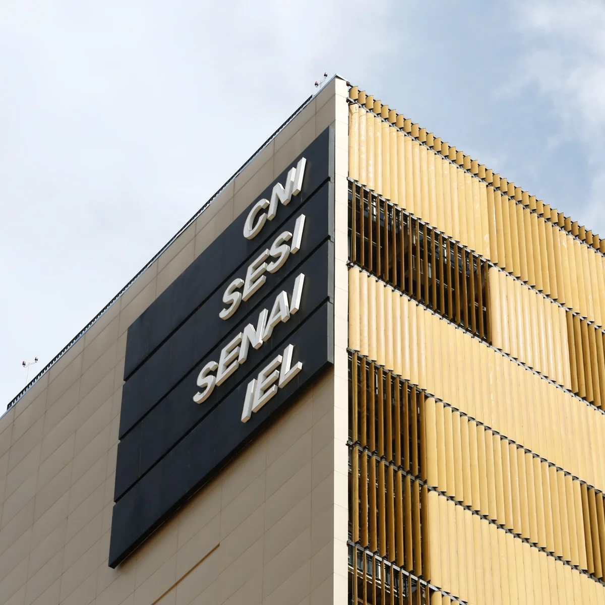 CNI diz que redução de juros é tímida e não muda cenário de endividamento