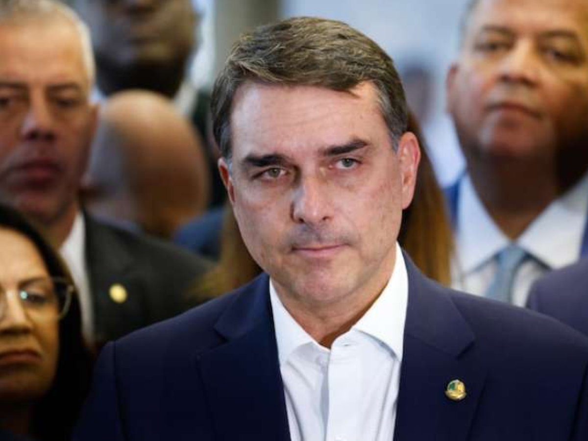 Flávio Bolsonaro viajou em jato de Vorcaro usado por Moraes, diz revista