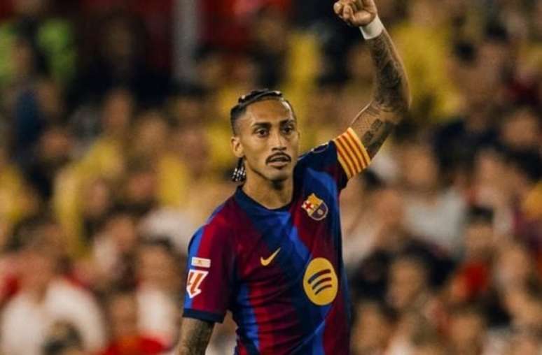 Raphinha "atropela" Messi e fica a um gol de recorde de Cristiano Ronaldo