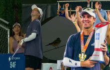O goleiro Bùi Tiến Dũng voltou à terra natal para secar o arroz para a mãe