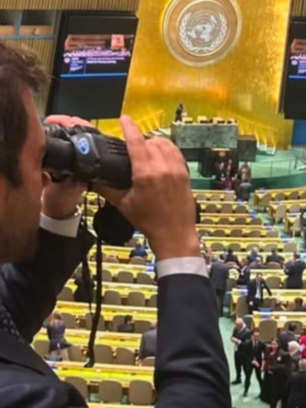 Repórter leva binóculo à ONU para acompanhar reações de líderes durante discursos