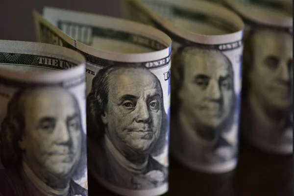 Dólar cai e Bolsa sobe com eleições e 4ª queda seguida do preço do petróleo