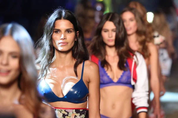 Sucesso no exterior, top model Raica Oliveira desfila no Metrópoles Catwalk