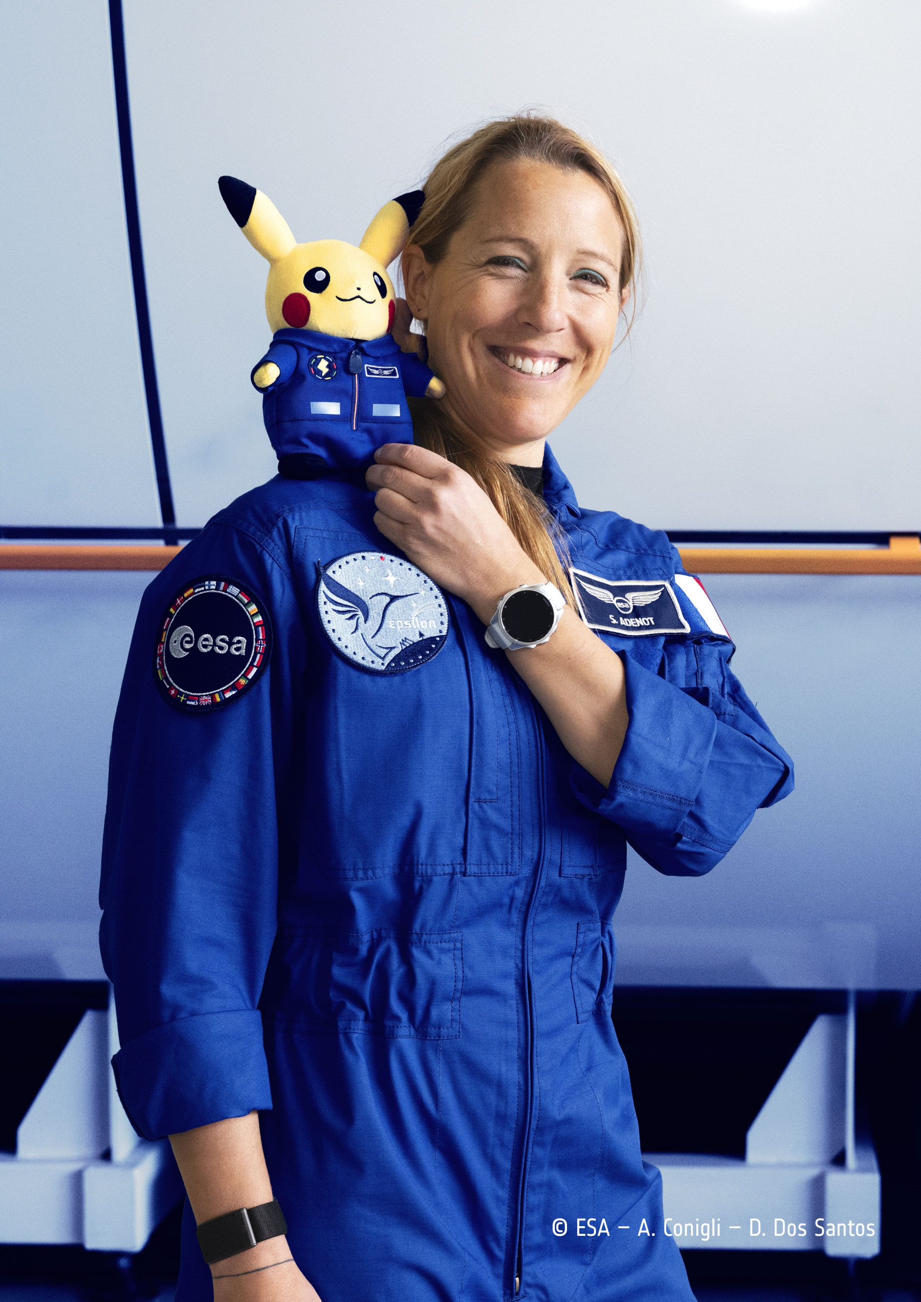 Sophie Adenot, astronauta da ESA, com um Pikachu de pelúcia no Centro Europeu de Astronautas.