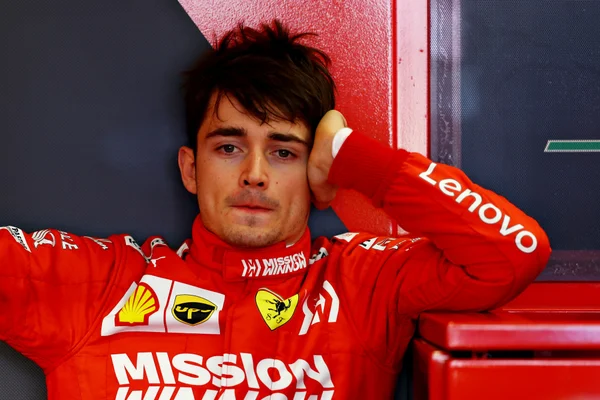 Quatro poles e nenhuma vitória: Leclerc tenta superar os muros de Baku