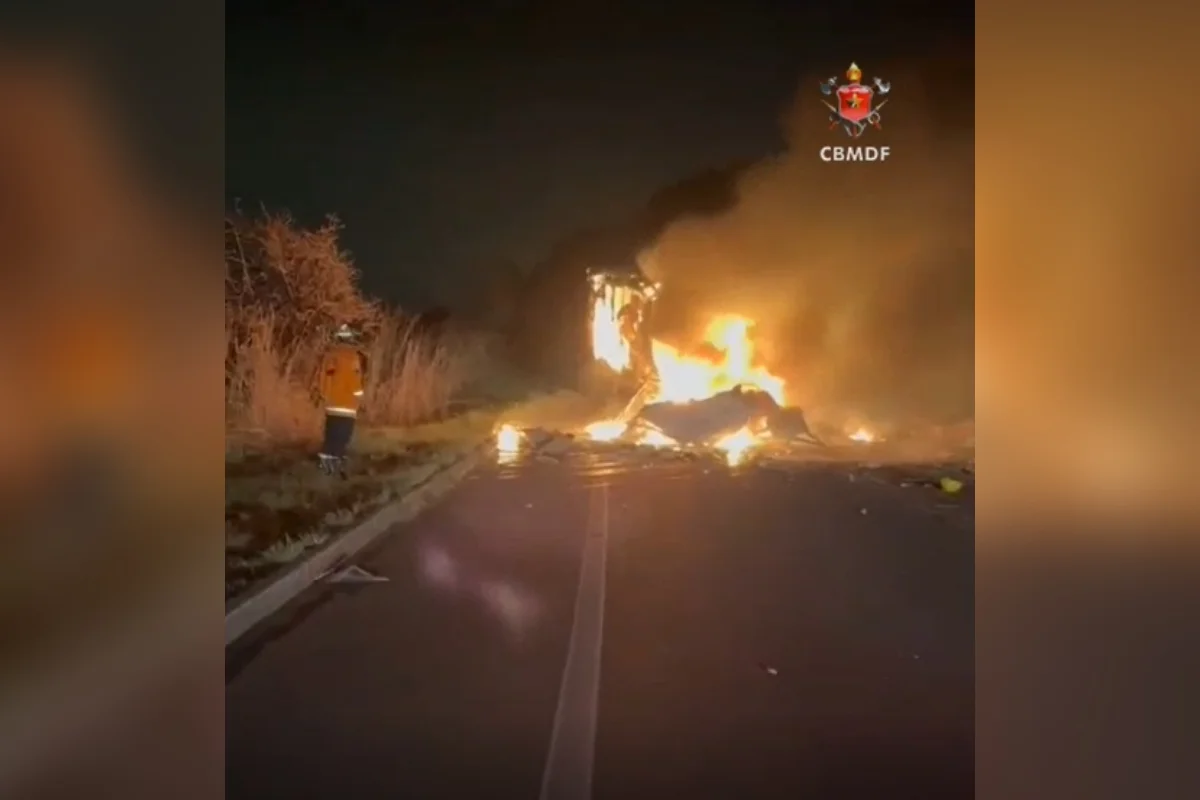acidente entre caminhões na BR-060