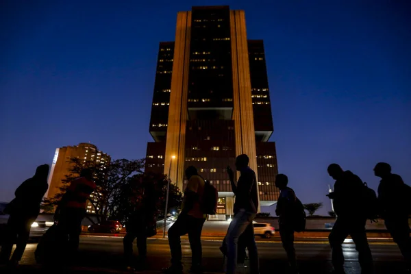 Copom vê "aumento da incerteza" e diz que cenário econômico exige "cautela"