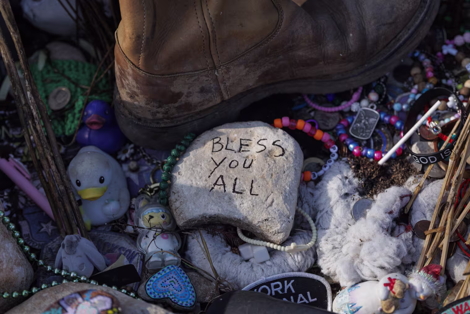 Investigadores do Texas buscam provas de homicídio culposo e outros crimes nas mortes de 27 pessoas no inundações em Camp Mystic