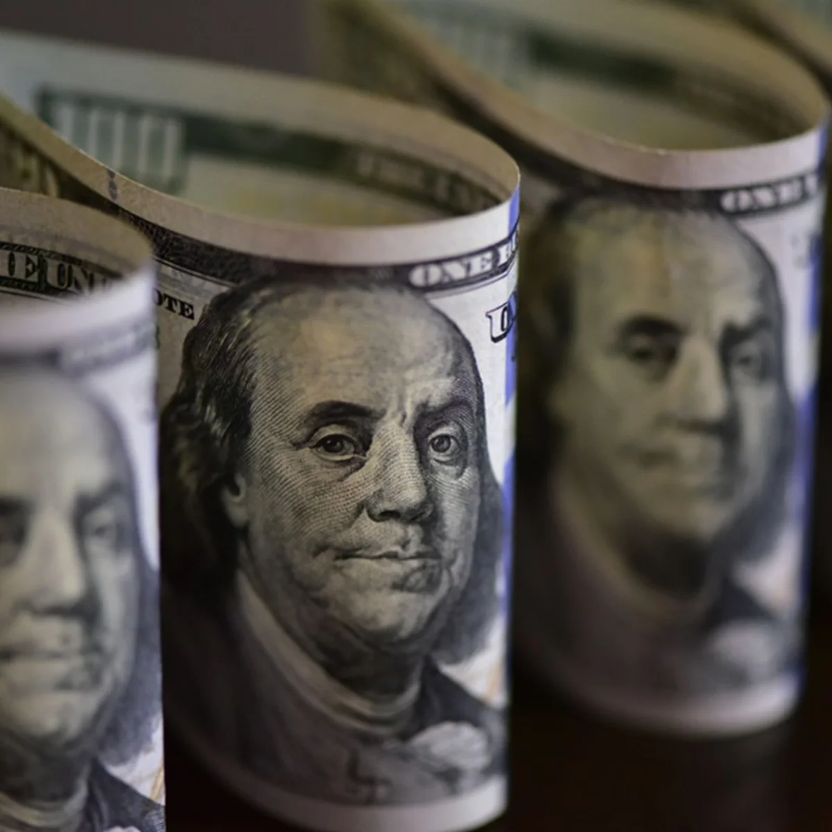 Dólar sobe e Bolsa cai com alta do petróleo e encontro Trump-Xi Jinping